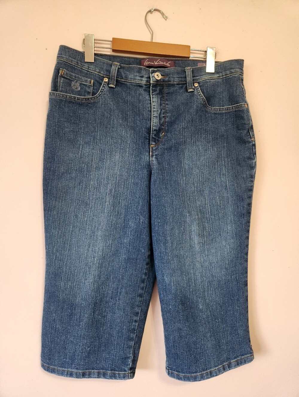 Gloria Vanderbilt Amanda Skimmer Embellished Denim Capris Size 12